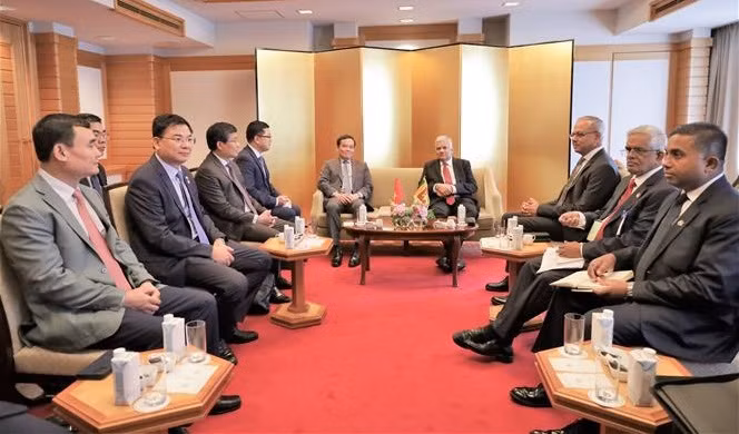 Reunión entre el viceprimer ministro vietnamita Tran Luu Quang y el presidente de Sri Lanka, Ranil Wickremesinghe. (Fotografía: VNA)