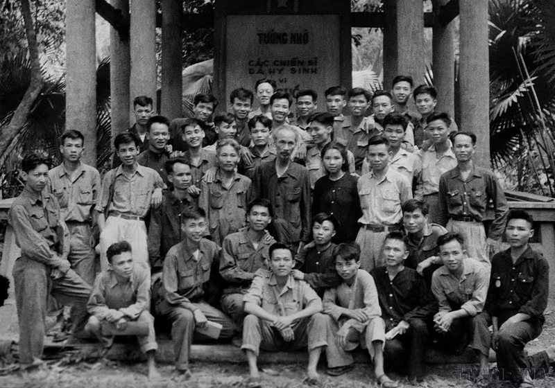 El Presidente Ho Chi Minh con delegados en el Congreso Nacional de soldados de emulación y cuadros destacados en Viet Bac (1 al 6 de mayo de 1952).