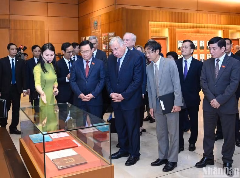 Gérard Larcher y los delegados franceses visitan la Sala Memorial de la Casa Parlamentaria vietnamita. Gérard Larcher y los delegados franceses visitan la Sala Memorial de la Casa Parlamentaria vietnamita.