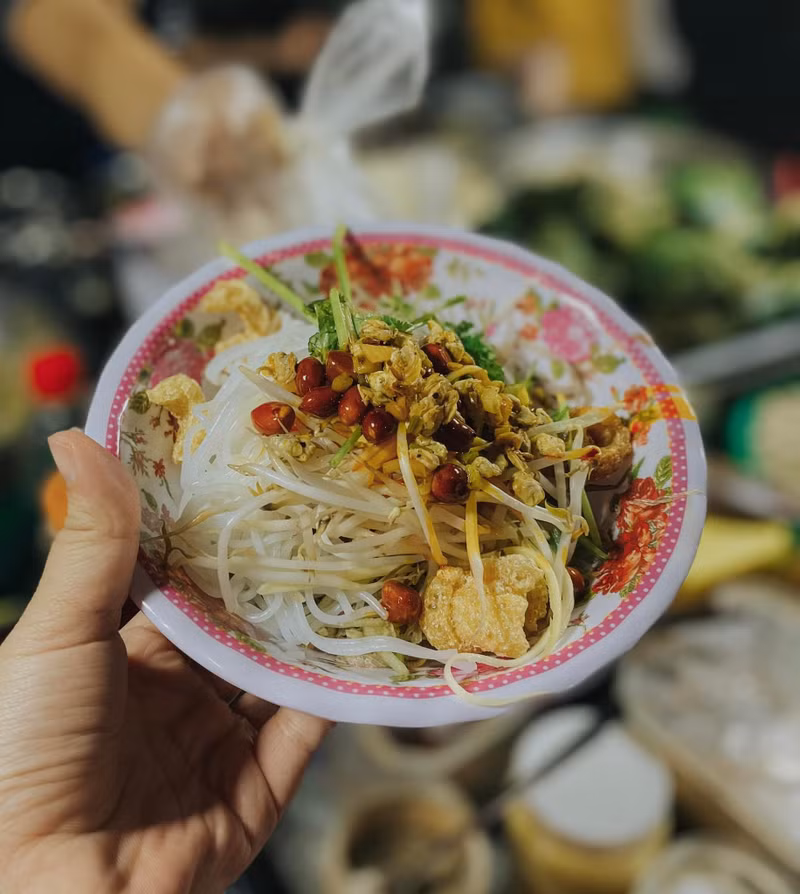 Deliciosos fideos con mejillones, maní tostado, chicharon, frijoles y hierbas.