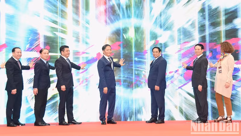 El primer ministro Pham Minh Chinh y los delegados inauguran la Exposición de la Industria 4.0 2023.