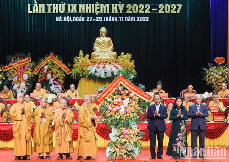 El presidente Nguyen Xuan Phuc otorga flores a la Sangha Budista.