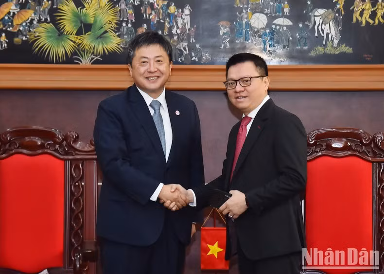 Le Quoc Minh y Shimizu Akira, representante de JICA en Vietnam entre marzo de 2020 y marzo de 2023.