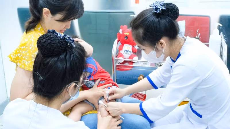 Inyectación de nueva vacuna contra meningitis meningocócica.