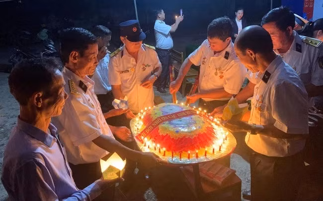 Preparan ofrenda floral para arrojar al mar, en homenaje a los mártires de Gac Ma. (Fotografía: VNA)