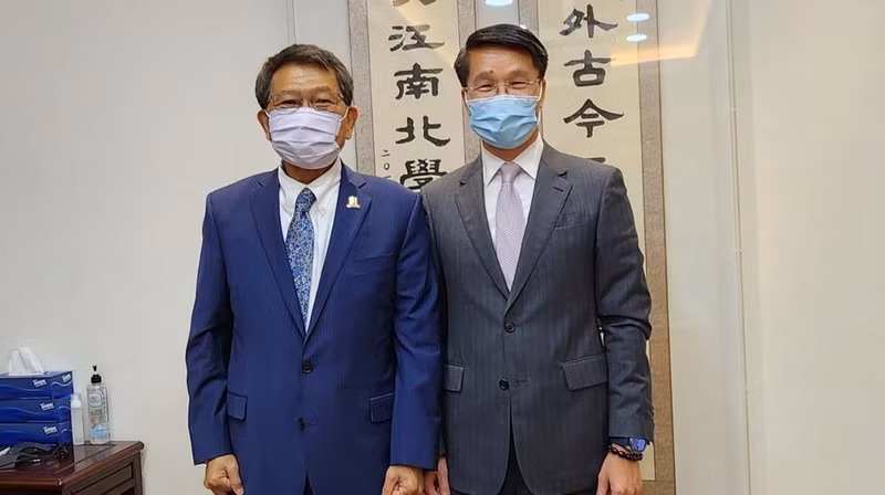 El cónsul general de Vietnam en Hong Kong, Pham Binh Dam, y el director de la Universidad China de Hong Kong, profesor Rocky. S Tuan.