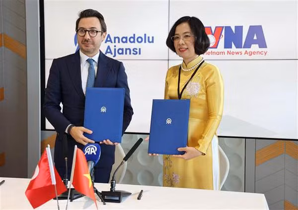 La directora general de la Agencia Vietnamita de Noticias, Vu Viet Trang, y el presidente y director ejecutivo de la agencia Anadolu (Turquía) renovaron el acuerdo de cooperación profesional. (Fotografía: VNA) La directora general de la Agencia Vietnamita de Noticias, Vu Viet Trang, y el presidente y director ejecutivo de la agencia Anadolu (Turquía) renovaron el acuerdo de cooperación profesional. (Fotografía: VNA)