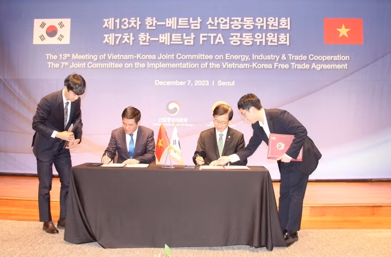La firma de los tratados de cooperación entre ambos países. (Fotografía: VNA)