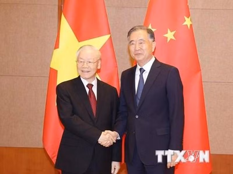 El secretario general del PCC, Nguyen Phu Trong, y el presidente del Comité Nacional de la CCPPCh, Wang Yang.