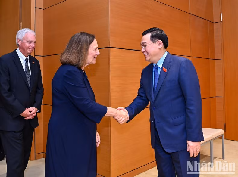 Vuong Dinh Hue y los delegados estadounidenses.