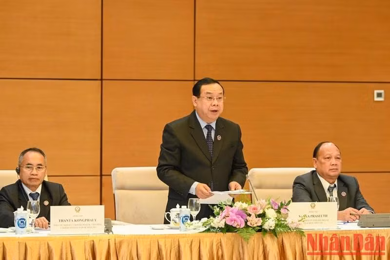 El jefe de la CRE del Parlamento de Laos, Sanya Praseuth, habla en el evento.