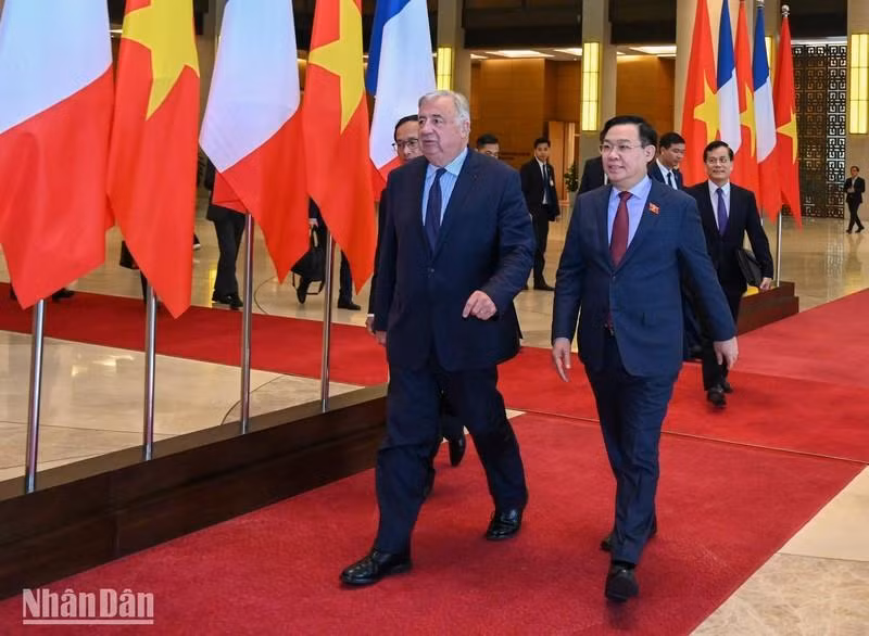 Vuong Dinh Hue y Gérard Larcher tras el encuentro oficial.
