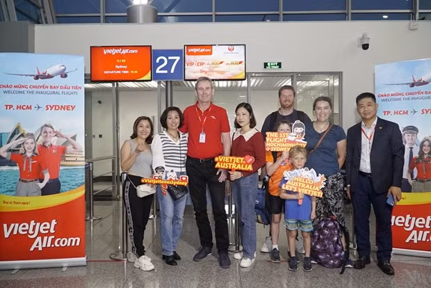 El vicepresidente de Vietjet, Michael Hickey, agradeció y entregó obsequios a los pasajeros del primer vuelo. (Fotografía: Vietjetair)