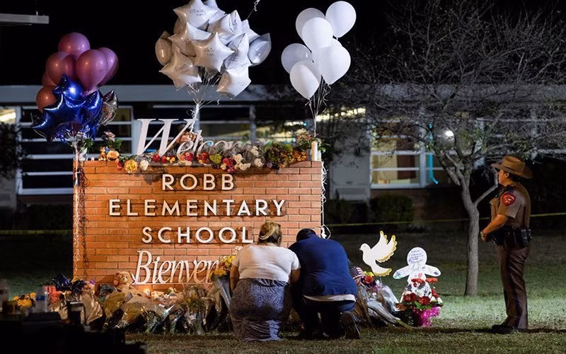 Esquina conmemorativa de las víctimas del tiroteo en la escuela primaria Robb, en el pueblo de Uvalde, estado de Texas (Étados Unidos) en mayo. (Fotografía: Reuters)