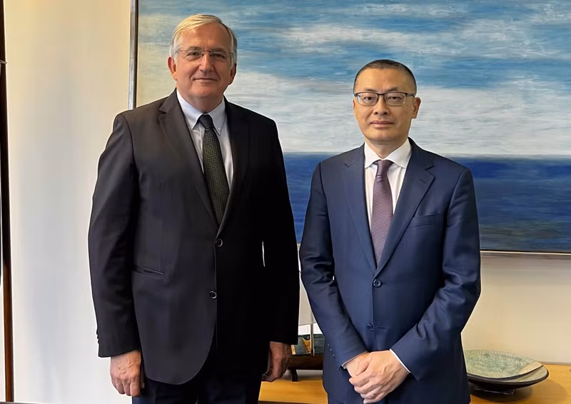 El embajador de Vietnam en Alemania, Vu Quang Minh, y el presidente del Tribunal Internacional del Derecho del Mar, Albert Hoffmann. (Fotografía: VNA)