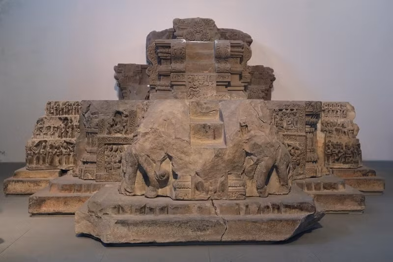 El pedestal Dong Duong, realizado en piedra arenisca, tiene su origen en Dong Duong (provincia de Quang Nam), data de finales del siglo IX y principios del siglo X y fue reconocido como Tesoro Nacional en 2018.