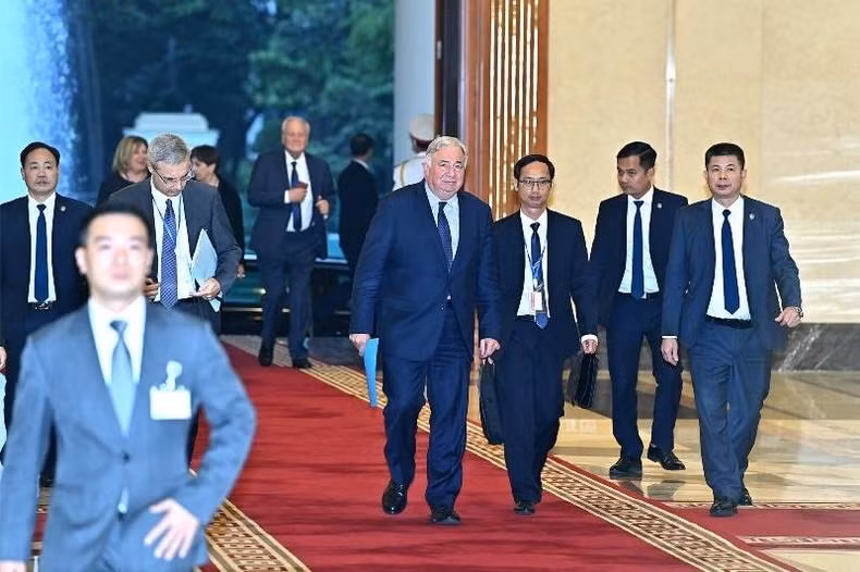 Gérard Larcher y la delegación francesa en la sede del Comité Central del Partido Comunista de Vietnam.