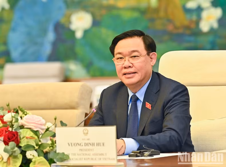 El presidente legislativo Vuong Dinh Hue habla en el evento.