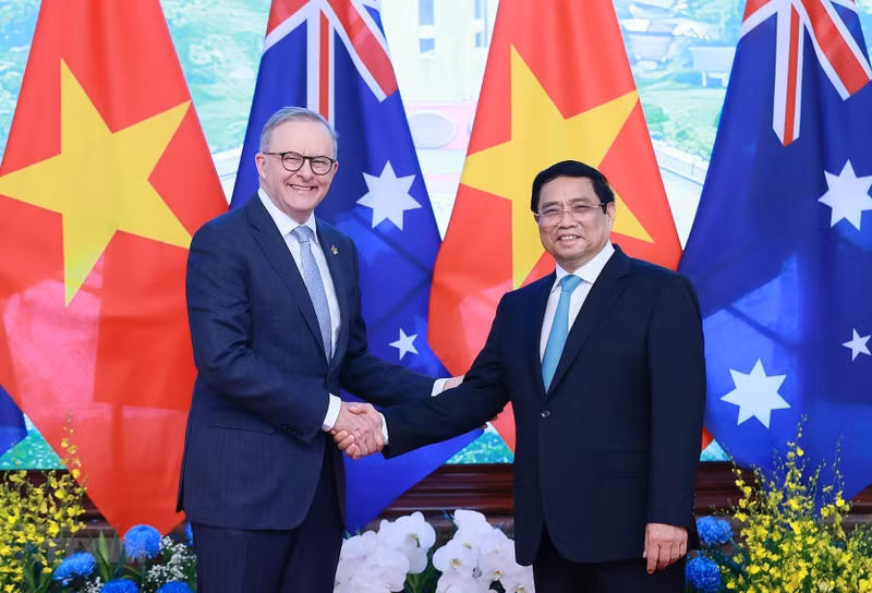 El primer ministro de Vietnam, Pham Minh Chinh, y su homólogo australiano, Anthony Albanese, con niños capitalinos. (Fotografía: VNA)