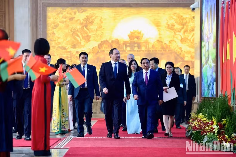 El primer ministro de Vietnam, Pham Minh Chinh, y su homólogo bielorruso, Roman Golovchenko, en camino a la ceremonia de rúbrica de varios documentos de cooperación bilateral.