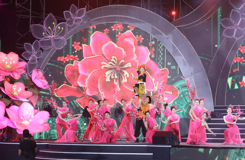 Una actuación en la ceremonia inaugural del Festival de la flor de durazno de Lang Son. (Fotografía: VNA)