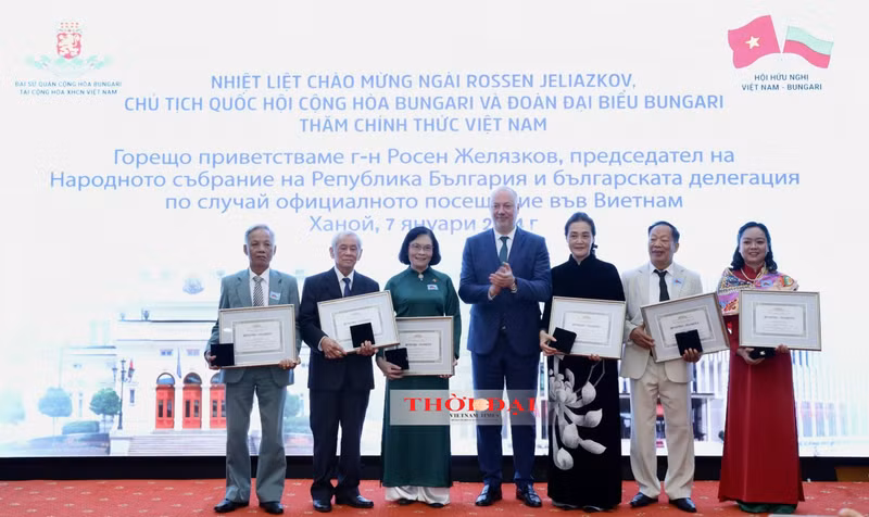 El presidente de la Asamblea Nacional de la República de Bulgaria, Rossen Dimitrov Jeliazkov, y los vietnamitas honrados. (Fotografía: thoidai.com.vn)