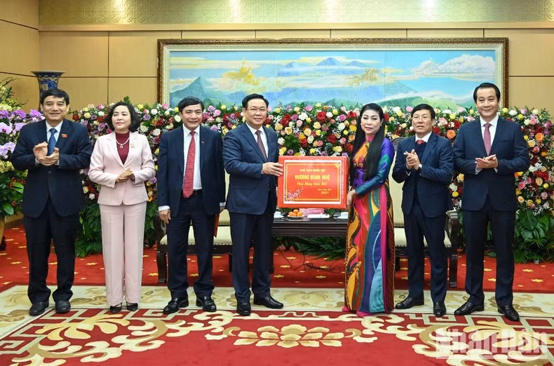 Vuong Dinh Hue y las autoridades provinciales.