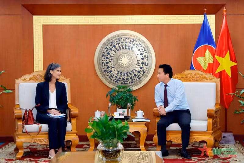 El ministro de Recursos Naturales y Medio Ambiente de Vietnam, Dang Quoc Khanh, y la jefa en Vietnam del Programa de las Naciones Unidas para el Desarrollo (PNUD), Ramla Khalidi.