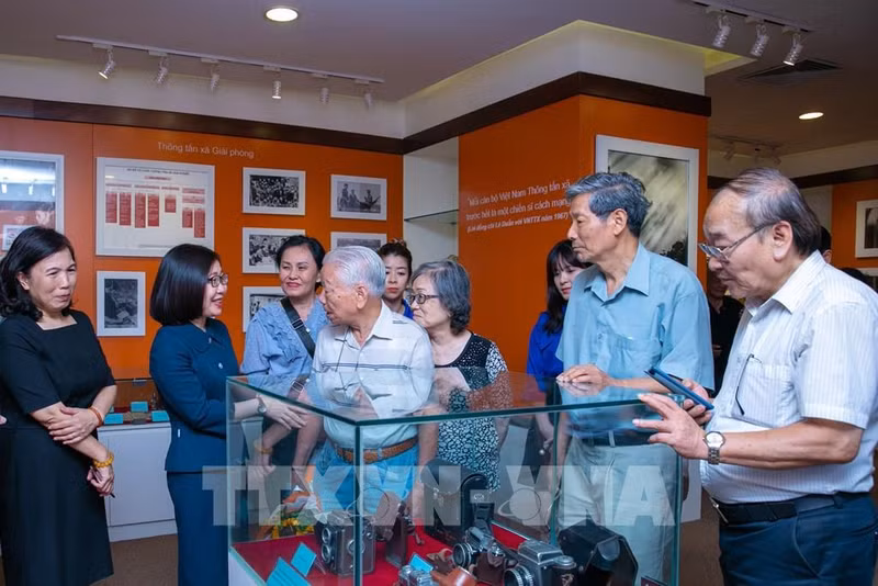 La vicedirectora general de la VNA, Doan Thi Tuyet Nhung, y los galardonados. (Fotografía: VNA)
