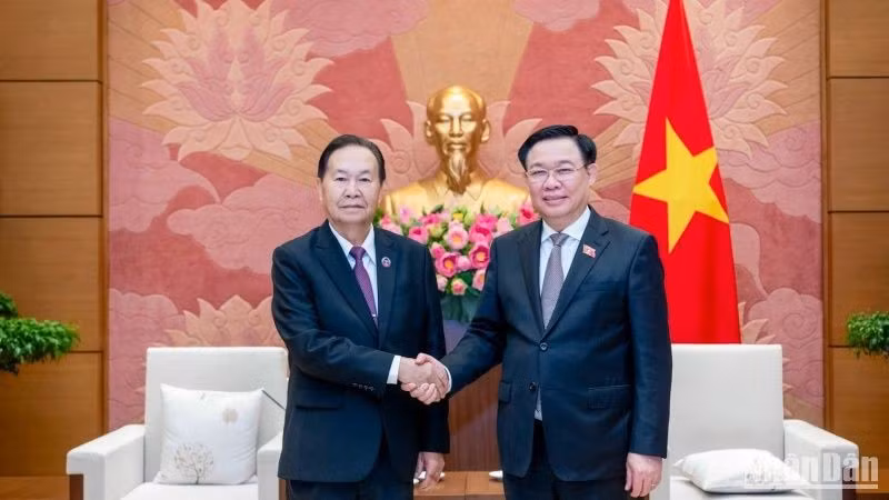 El presidente de la Asamblea Nacional de Vietnam, Vuong Dinh Hue (derecha), recibe al subtitular de la Asamblea Nacional de Laos, Chaleun Yiapaoher. (Fotografía: Nhan Dan)