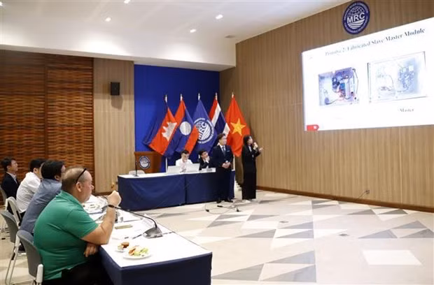 Estudiantes de la Universidad de Thuy Loi presentan su proyecto. (Fotografía: VNA)