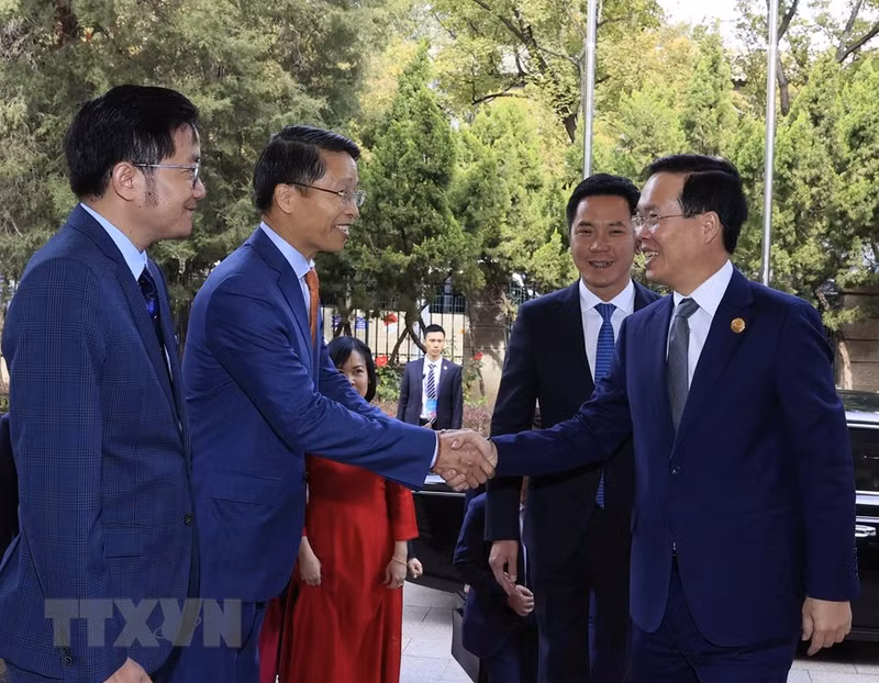 El presidente de Vietnam, Vo Van Thuong, saluda a los diplomáticos y empleados de las representaciones del país en China. (Fotografía: VNA)