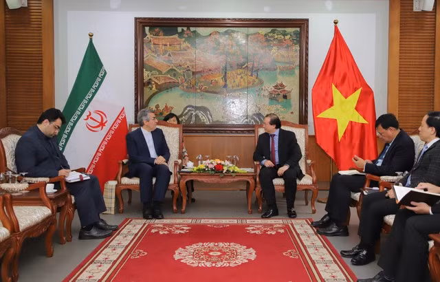 El viceministro de Cultura, Deporte y Turismo de Vietnam, Ta Quang Dong, y el embajador extraordinario y plenipotenciario de Irán en el país indochino, Akbar Nazari.
