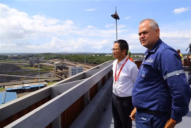 El embajador vietnamita en Sudáfrica, Hoang Van Loi, visita la terminal de Richards Bay. (Fotografía: VNA)
