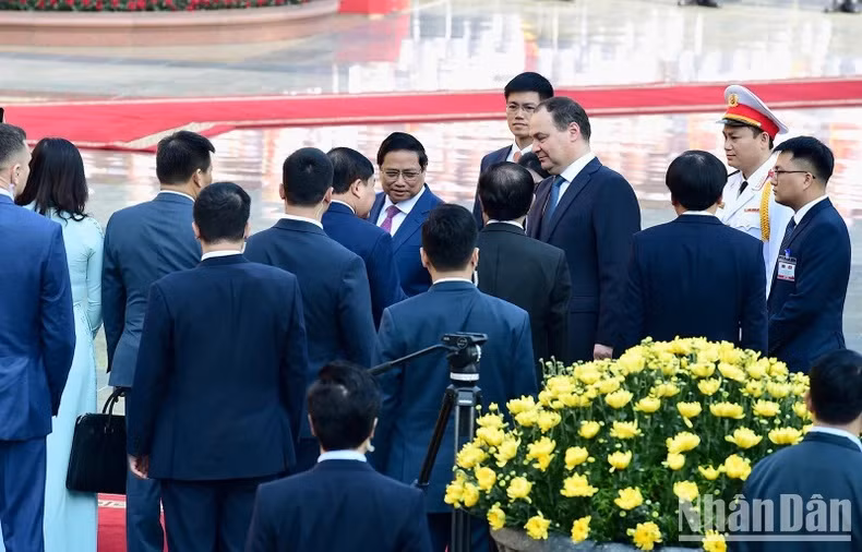 Pham Minh Chinh presenta los delegados vietnamitas.