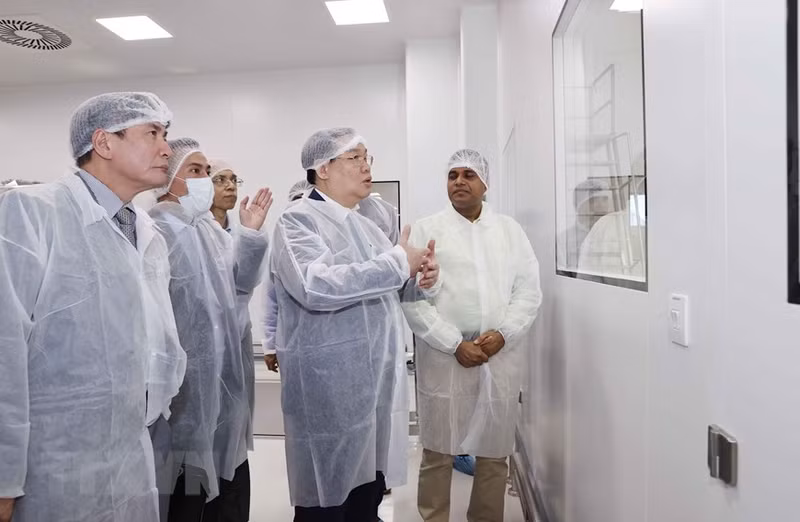 El presidente de la Asamblea Nacional de Vietnam, Vuong Dinh Hue, visitó a Beximco (Fotografía: VNA)