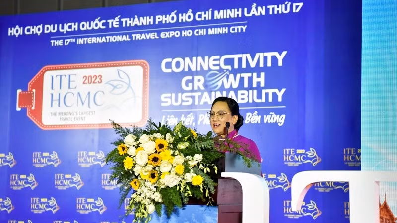 La vicedirectora del Servicio de Turismo de Quang Ninh, Nguyen Huyen Anh, habla en la Feria Turística de Ciudad Ho Chi Minh.