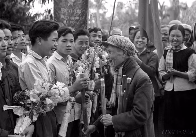 El movimiento "Bastón de Truong Son" se lanzó ampliamente en el norte, lo cual contribuyó a alentar y crear más fuerza para los jóvenes que cruzaron la cordillera Truong Son hacia el Sur para incorporarse a la lucha contra Estados Unidos.