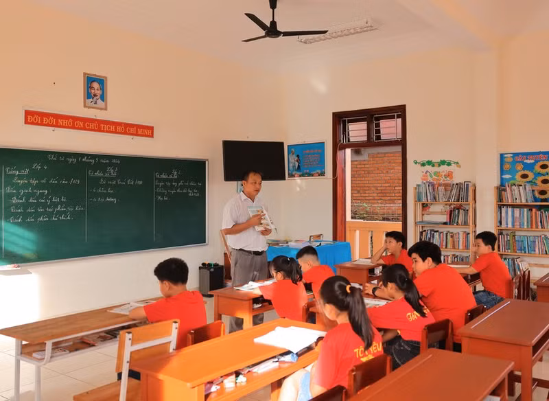 Una clase con estudiantes en la isla de Da Tay A.