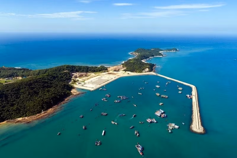 Con 30 islas grandes y pequeñas, el distrito insular de Co To posee una posición geográfica importante en la región del Noreste del país.