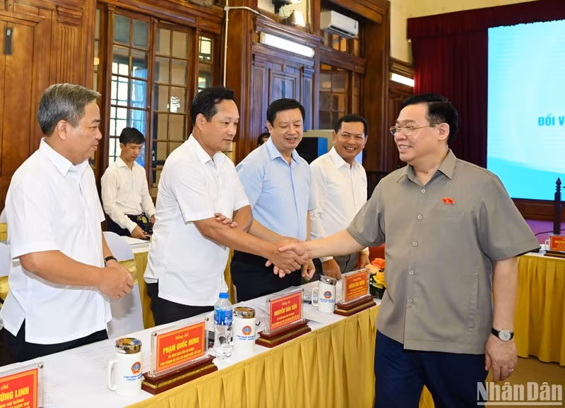 El Presidente de la Asamblea Nacional de Vietnam, Vuong Dinh Hue, se reúne con dirigentes del Tribunal Popular.