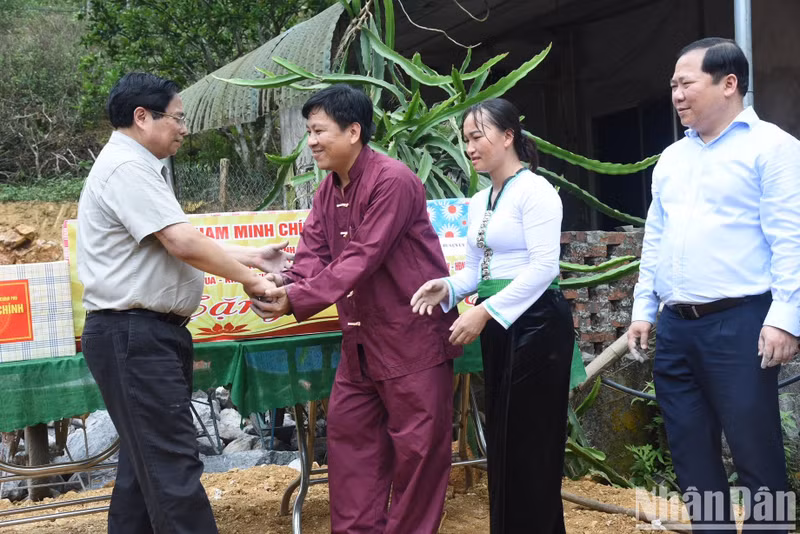 Pham Minh Chinh otorga regalos a la familia de Xa Van Vong, del grupo étnico Tay.