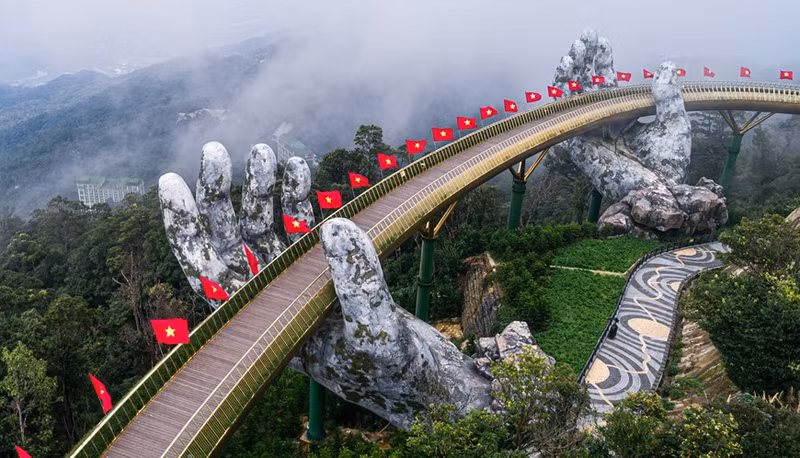 El puente dorado en la zona turística de Ba Na.
