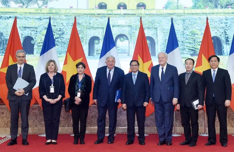 El primer ministro de Vietnam, Pham Minh Chinh, y el presidente del Senado de Francia, Gérard Larcher, junto con funcionarios de los dos países. (Fotografía: Nhan Dan)