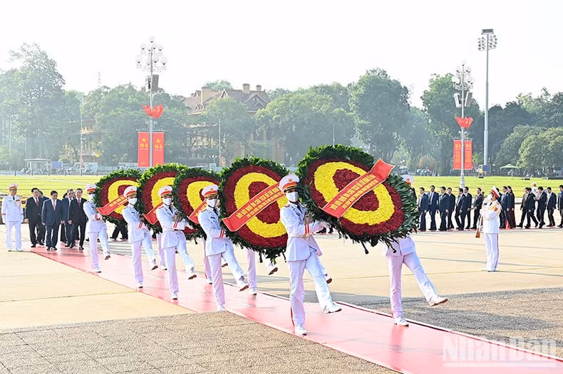 Dirigentes del Partido y Estado rinden homenaje al Presidente Ho Chi Minh. (Fotografía: Nhan Dan)