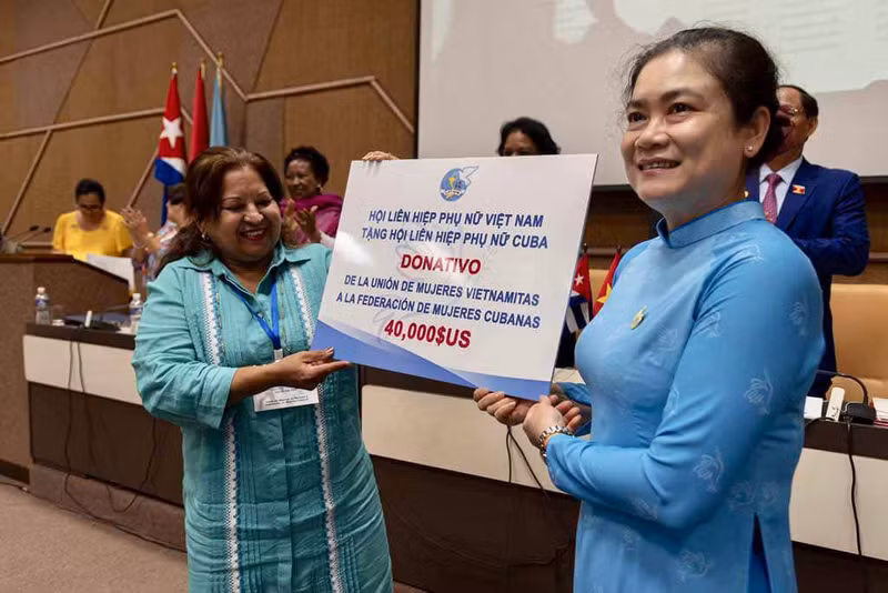 La vicepresidenta permanente de la Unión de Mujeres de Vietnam Do Thi Thu Thao (derecha) y la secretaria general de la Federación de Mujeres de Cuba, Teresa María Amarelle Boué. (Fotografía: VNA) La vicepresidenta permanente de la Unión de Mujeres de Vietnam Do Thi Thu Thao (derecha) y la secretaria general de la Federación de Mujeres de Cuba, Teresa María Amarelle Boué. (Fotografía: VNA)