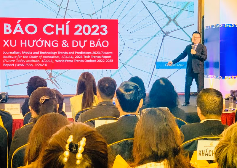 Le Quoc Minh, también jefe del periódico Nhan Dan, presenta su investigación “Las tendencias y pronósticos periodísticos para 2023”.