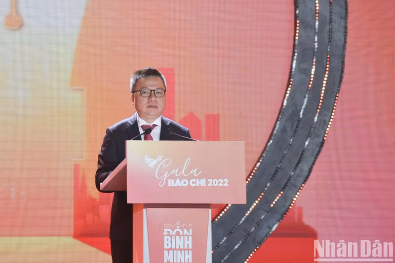 Interviene en el evento Le Quoc Minh, miembro del Comité Central del Partido Comunista de Vietnam, presidente-editor de Nhan Dan, subjefe de la Comisión de Comunicación y Educación del Comité Central del Partido y presidente de la Asociación de Periodistas de Vietnam.