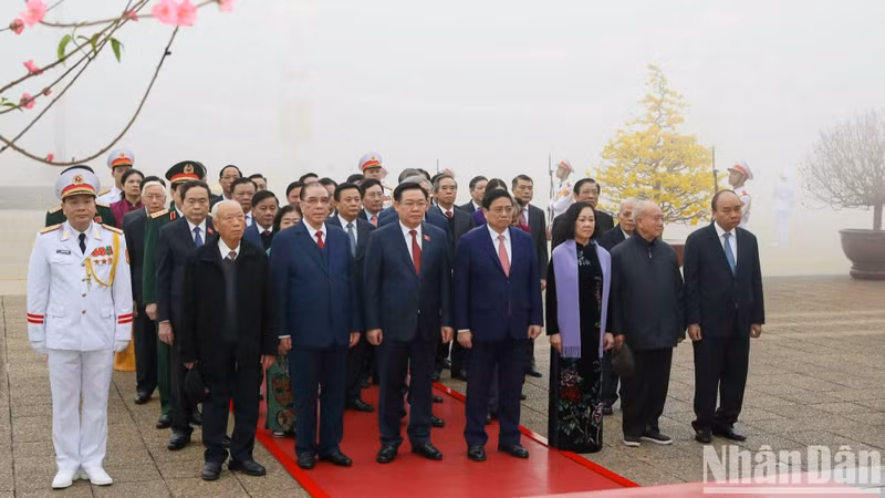 Dirigentes y exdirigentes del Partido y Estado rinden homenaje al Presidente Ho Chi Minh.
