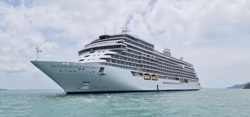 El crucero Seven Seas Explorer atraca en la bahía de Nha Trang. (Fotografía: VNA)